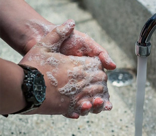 Клавіатура, мишка та телефон: названі найбрудніші предмети, яких люди торкаються щодня