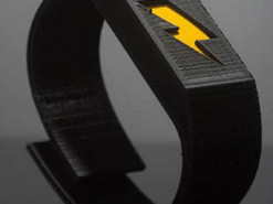 Новый браслет бьет током, если пользователь трогает лицо