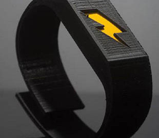 Новый браслет бьет током, если пользователь трогает лицо