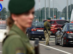 Кабмін змінив правила виїзду однієї з категорій чоловіків: що нового