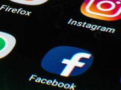 Франция выявит неплательщиков налогов по постам в соцсетях