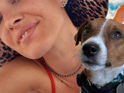 Пес Патрон поніжився на пляжі в компанії Даші Астаф'євої