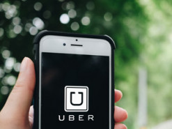 Uber приостановил работу в Брюсселе в знак протеста против запрета смартфона за рулем