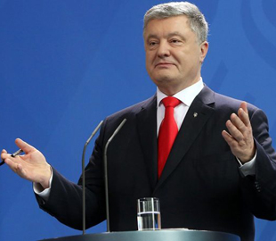 У Зеленського пояснили, чому канали Порошенка викинули з ефіру