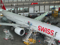 Швейцарська авіакомпанія обклеїла літаки "акулячою шкірою". Це економить пальне