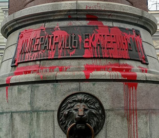 В Одесі втретє за чотири дні розмалювали пам'ятник Катерині ІІ