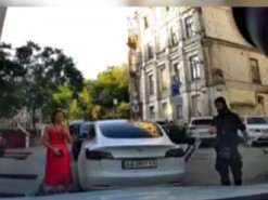 "Ідіть краще воювати": киянка на "Теслі" в'їхала в чуже авто та відмовилася платити