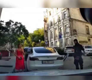 "Ідіть краще воювати": киянка на "Теслі" в'їхала в чуже авто та відмовилася платити