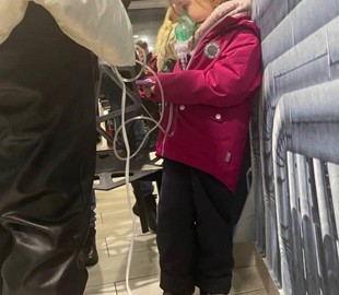 Українців зворушило фото дівчинки з Києва, яка робить інгаляцію на АЗС