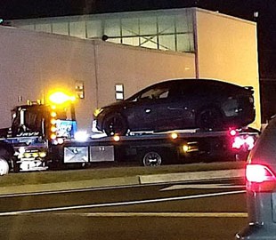 Автопилот Tesla Model X съехал с дороги и попал в ДТП, не дав водителю вернуть себе управление