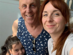 «Проходимо реабілітацію». Актриса Ксенія Вертинська опублікувала фото зі знаменитим батьком та повідомила, що його виписали з лікарні