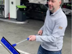 Арестович мив авто на заправці та сказав, що його "вигнали з ОП"