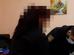 Попросил мобильный телефон: в Одессе девушка ударила незнакомца ножом в грудь