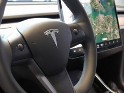 У автопилота Tesla появились новые функции