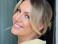 Леся Нікітюк у компанії нових знайомих похвалилася, чим займається закордоном (фото)