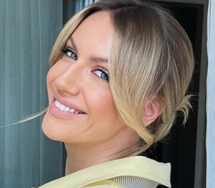 Леся Нікітюк у компанії нових знайомих похвалилася, чим займається закордоном (фото)