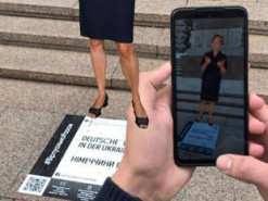 На Хрещатику можна сфотографуватися з цифровим Послом Німеччини