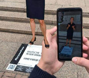 На Хрещатику можна сфотографуватися з цифровим Послом Німеччини