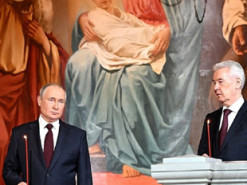 Кремль опубликовал старые фото Путина, выдав их за пасхальное богослужение 24 апреля