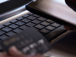 Інтернет-шахраї "кинули" жінку під час купівлі автозапчастин