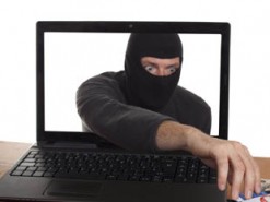 Мошенники "обчищают" банковские карточки украинцев: названы самые популярные схемы