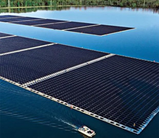 Сонячні панелі масово ставлять на воду: які проблеми вирішує ця незвичайна технологія