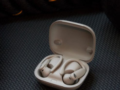 Apple випустила флагманські навушники Powerbeats Pro 2