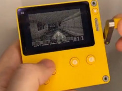 Doom запустили на портативной консоли Playdate с монохромным дисплеем