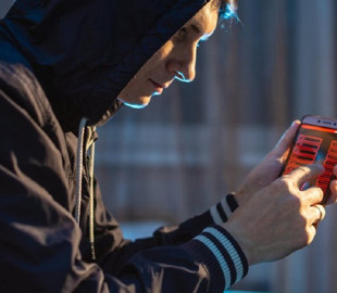 Крадет данные и следит за жертвами: более 1000 смартфонов заражены новым шпионским ПО