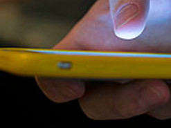 70-летний израильтянин утверждает, что попал в суд из-за автокорректора на своем телефоне