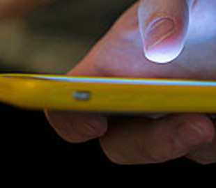 70-летний израильтянин утверждает, что попал в суд из-за автокорректора на своем телефоне