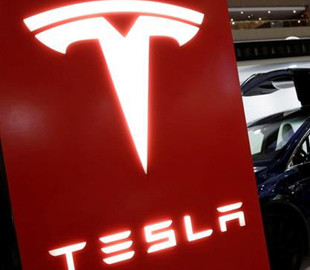 Tesla планирует открыть новый завод и привлечь миллиард долларов