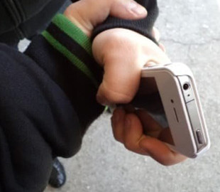 Отобрал у ребенка телефон: в Днепре полиция разыскивает жертв вероятного грабителя