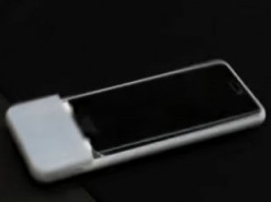 Создан чехол для смартфона, который сам "шагает" на зарядку