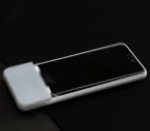 Создан чехол для смартфона, который сам "шагает" на зарядку
