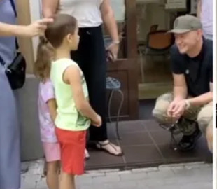 У Варшаві діти заспівали "Ой у лузі червона калина" перед Хливнюком. Лідер "Бумбокса" розчулився