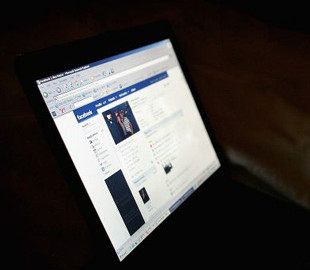 Facebook запретил рекламу и монетизацию для российских СМИ