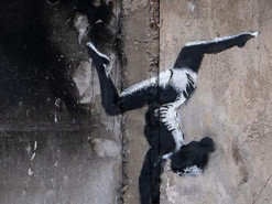 Стало відомо, що хочуть зробити з роботами Бенксі у Київській області