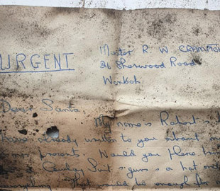 Трубочисты нашли письмо Санте, застрявшее в дымоходе на десятки лет: его автора удалось отыскать