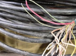 В Каховке полицейские задержали подозреваемого в кражах телефонного кабеля