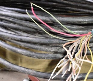 В Каховке полицейские задержали подозреваемого в кражах телефонного кабеля