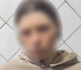 Мати розбещувала свою 13-річну доньку та знімала з нею інтимні відео