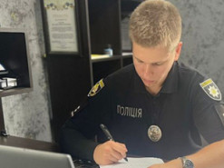 25-річний чоловік заволодів телефоном батька, перевів собі його гроші та оформив на нього кредити