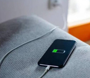 Як заряджати телефон без шкоди для батареї: 4 головні правила