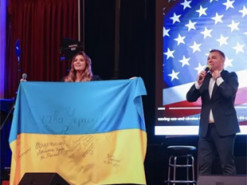 Українка з США придбала прапор за 69 000 доларів, щоб допомогти Батьківщині