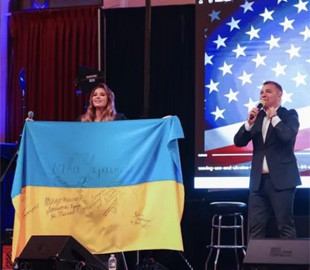 Українка з США придбала прапор за 69 000 доларів, щоб допомогти Батьківщині