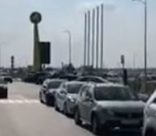 Росіяни масово поспішають втекти із Криму: перед Керченським мостом декілька днів - кілометрові затори