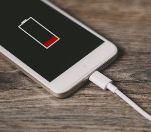 Названа главная опасность поддельной зарядки для телефона