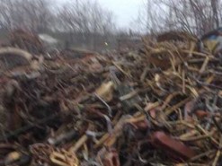 В Запорожье "охотники за металлом" устроили гигантскую свалку