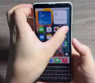 Китаєць вбудував iPhone у корпус Sony з клавіатурою BlackBerry
